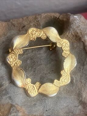 5/$10❤️❤️❤️Vintage 90s Gold & Silver Tone Leaf Wreath Broach